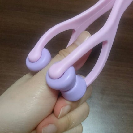 DAISO フィンガーローラーのクチコミ「指が浮腫んで、朝つけた指輪を夕方には外せなくなってしまった経験ありませんか?
スラッと細い指.....」(3枚目)