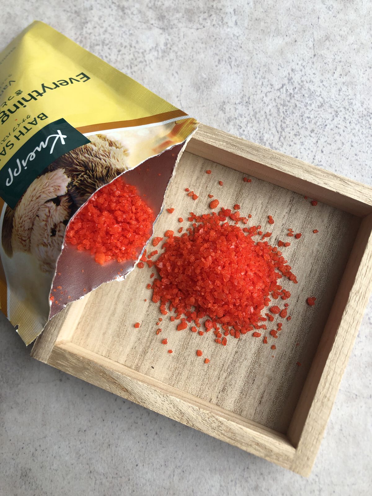 クナイプ バスソルト バニラ＆ハニーの香り 50g【旧】/クナイプ/無機塩系入浴剤を使ったクチコミ（3枚目）