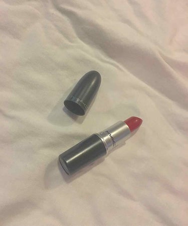 今回はMacのリップスティック！
SATIN LIPSTICK 811 M.A.C RED

使い心地はとりあえずマット！！
友達にプレゼントで貰ったんですけど
ツヤツヤ派の私には使いづらいかなあと思っ