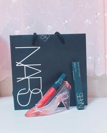 NARS リップグロスN 1685
メッッチャクチャ可愛い😭💗
苺ジャムみたいでゴールドのラメが可愛いんだよな〜〜。。。
以前載せたアディクションのリップの上にのせてる！あのリップがめちゃ発色良くて鮮や