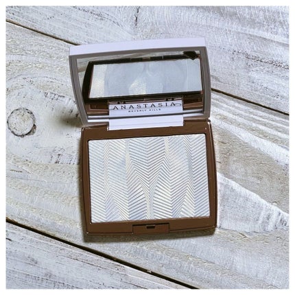 Iced Out Highlighter/アナスタシア ビバリーヒルズ/パウダーハイライトを使ったクチコミ(2枚目)
