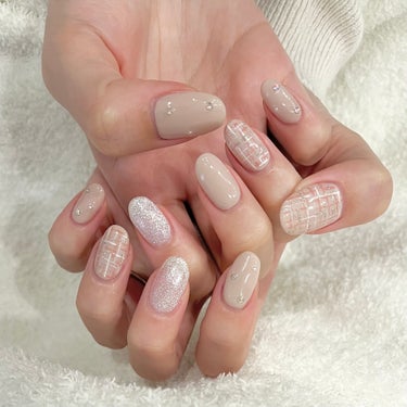 New nail🩷🤍🕊️
ピンクベージュ×ストーン
シルバーラメ×ツイード
色味も肌馴染み良くて好き〜🥰