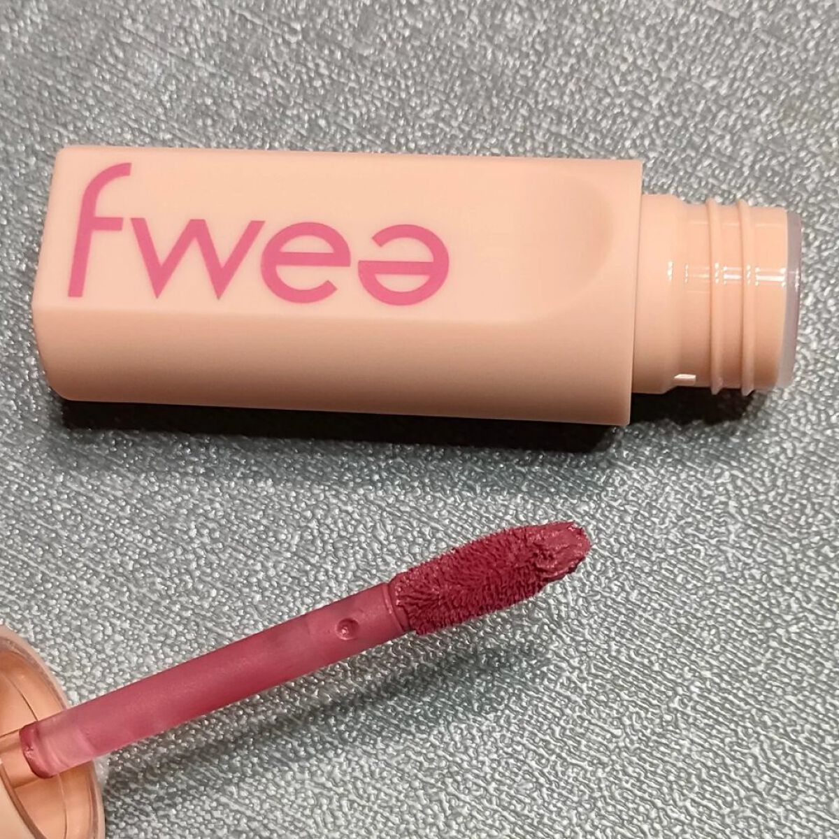 フィーティントスエード 09 イブニングサンキャッチャー/fwee/リップティントを使ったクチコミ（3枚目）