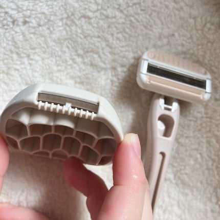 貝印 miness わき用カミソリのクチコミ「ヘッドがコンパクトで剃りたい場所の毛をしっかりキャッチしてくれます✨コンパクトなのでとてもわき.....」(2枚目)