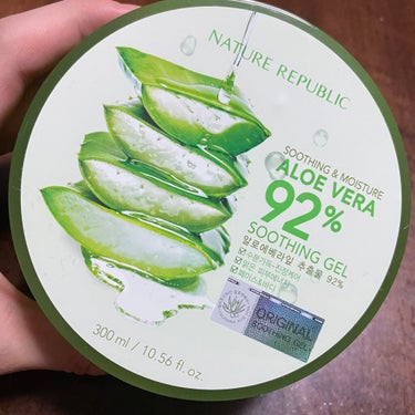 👉🏻NATURE REPUBLIC SOOTHING GEL

巷で噂のアロエベラジェルです！
全身保湿用に夏場はドンキの1リットルのハトムギ化粧水を使っているのですが、ポンプの勢いが強くて手から溢れて