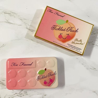 Too Faced ティックルドピーチ ミニ アイシャドウ パレットのクチコミ「色も香りもピーチのアイシャドウパレット🍑

#tofaced #トゥーフェイスド
#ティックル.....」（2枚目）