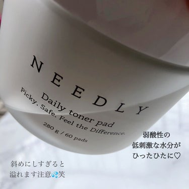 パッド大好きなんですけど
使用した瞬間
一気にお気に入り1位に
なりました♡

NEEDLY
デイリートナーパッド

まず驚いたのは…
①大きさ！
餃子の皮(大)並に大きいです笑
いつも使っているのと
比較した写真を
見てもらえると
一目瞭然！！
大きいので
デコルテまでたーっぷり
使用可能♪

②トナーの量
びっくりするほどの量
入っています！
沁みているというか…
浸かっている…レベル笑

③パッドの質最高
とっても質が良いので、
最後まで毛羽立ちせず
使えます！！
トナー自体も弱酸性で
低刺激ですが
パッドの質も良いので
本当に刺激が少なく
安心して使用できます！

使用方法は
洗顔後エンボ面で整えて
ツルツル面もう一度拭き取り。
パッドの柔らかい面で
パックのように使用も可能！

部分パックとして使用も
してみましたが
香りもほとんどなく
刺激もないので
肌の調子が悪い部分にも
安心して使用出来ました！

使用後はパックも拭き取りも
かなりもちっと仕上がります♡

パケデザインもシンプルで
とっても好きなのですが
ケースが斜めにすると
漏れます(涙)

でもそれだけトナーが
たっぷり入っている証拠なので
もうまるっとOKです笑

完全にリピ決定の
パッドでした♡の画像 その2