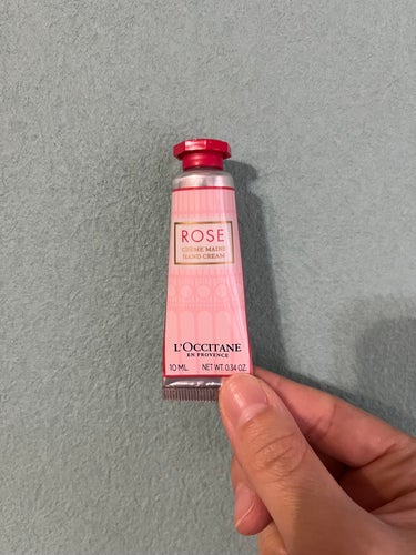 L'OCCITANE ローズ ハンドクリームのクチコミ「L'OCCITANE ローズ ハンドクリーム🌹

今日から使い始めましたが、人気な商品だけにす.....」（1枚目）