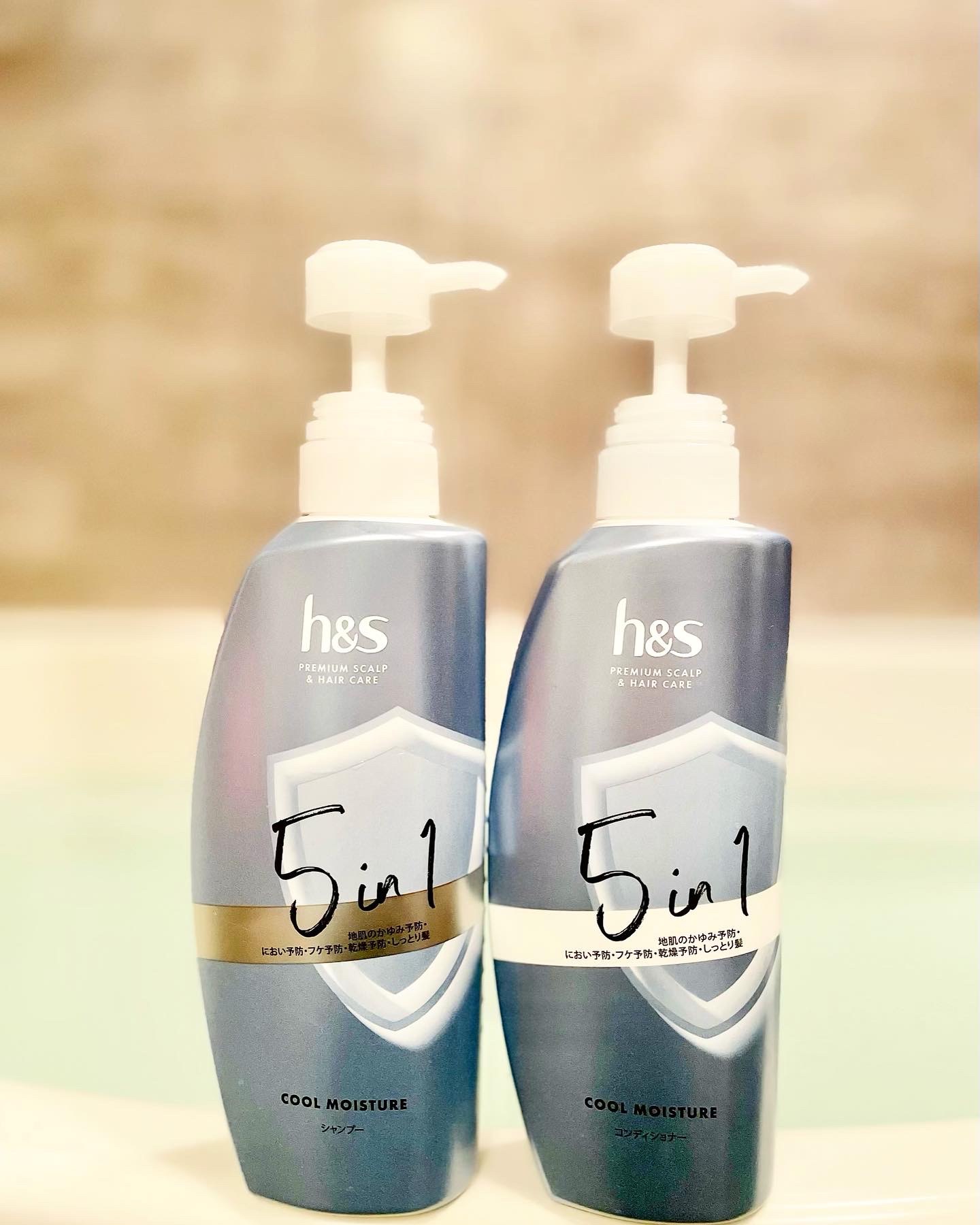 地肌につけることで、髪だけでなく地肌への効果も高める特徴をもつ特徴をもつh&s 5 in 1 
クールモイスチャーコンディショナーを
h&s様から提供していただいたので使ってみました⋆

h&s 5 in 1 
クールモイスチャー シャンプ