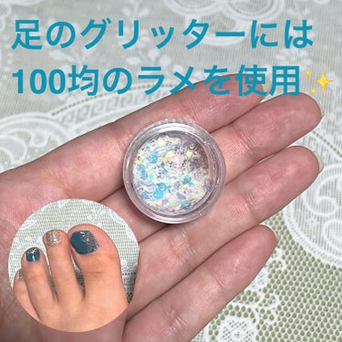 DAISO グリッター 6Pセットのクチコミ「100均のグリッターを加えて
夏の鮮やかフットネイル💅✨

ネイルはムルーアさんでいただいたブ.....」（2枚目）