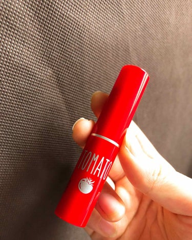 スキンフード tomato jelly tint lip🍅

赤に包まれたケースが可愛らしさと強さを感じさせるこのリップ

値段💰
Qoo10で買いましたが、１つ500円しないかするかくらいの値段でした