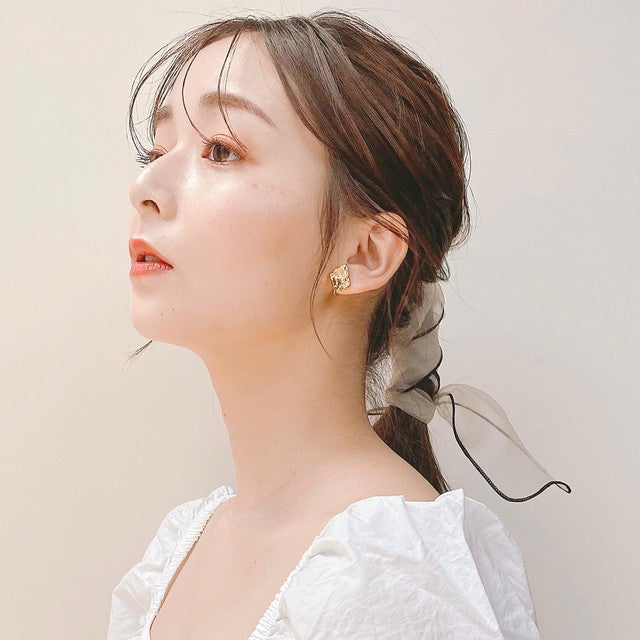 一つ結びの女性