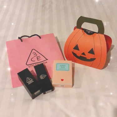 
3泊4日で韓国へ行ってました🇰🇷

3CEのコスメ、ハロウィン限定で
7000円以上のコスメが入って福袋？が
2000円で販売しているのを偶然見つけて購入しました！
めちゃくちゃお得w
フェイス、アイ