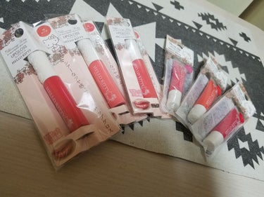 ☪七香 on LIPS 「ダイソーさん購入品です。ハローキティのグロスを有るだけ買って来..」（1枚目）