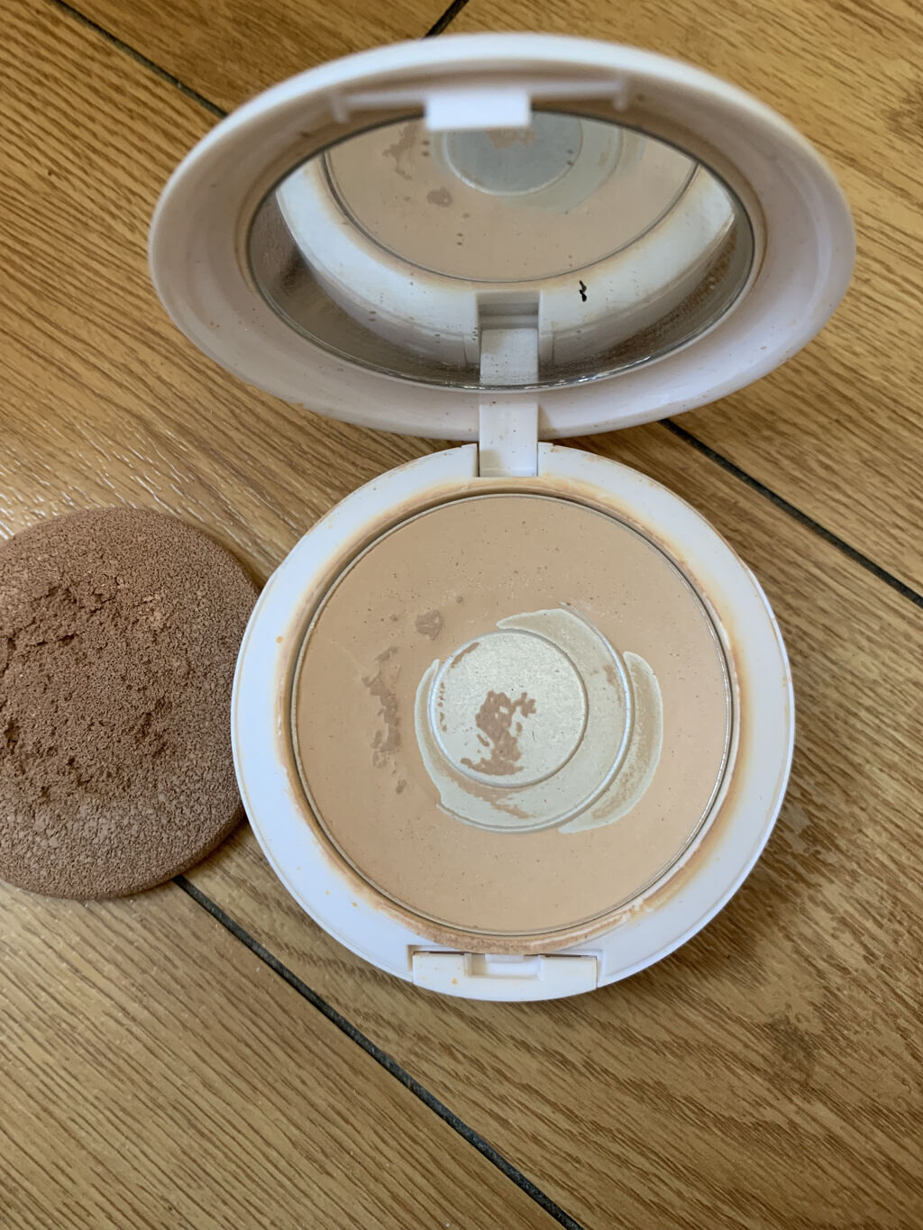 ライトフル C+ SPF 50 クイック フィニッシュ クッション コンパクト/M・A・C/クッションファンデーションを使ったクチコミ（2枚目）