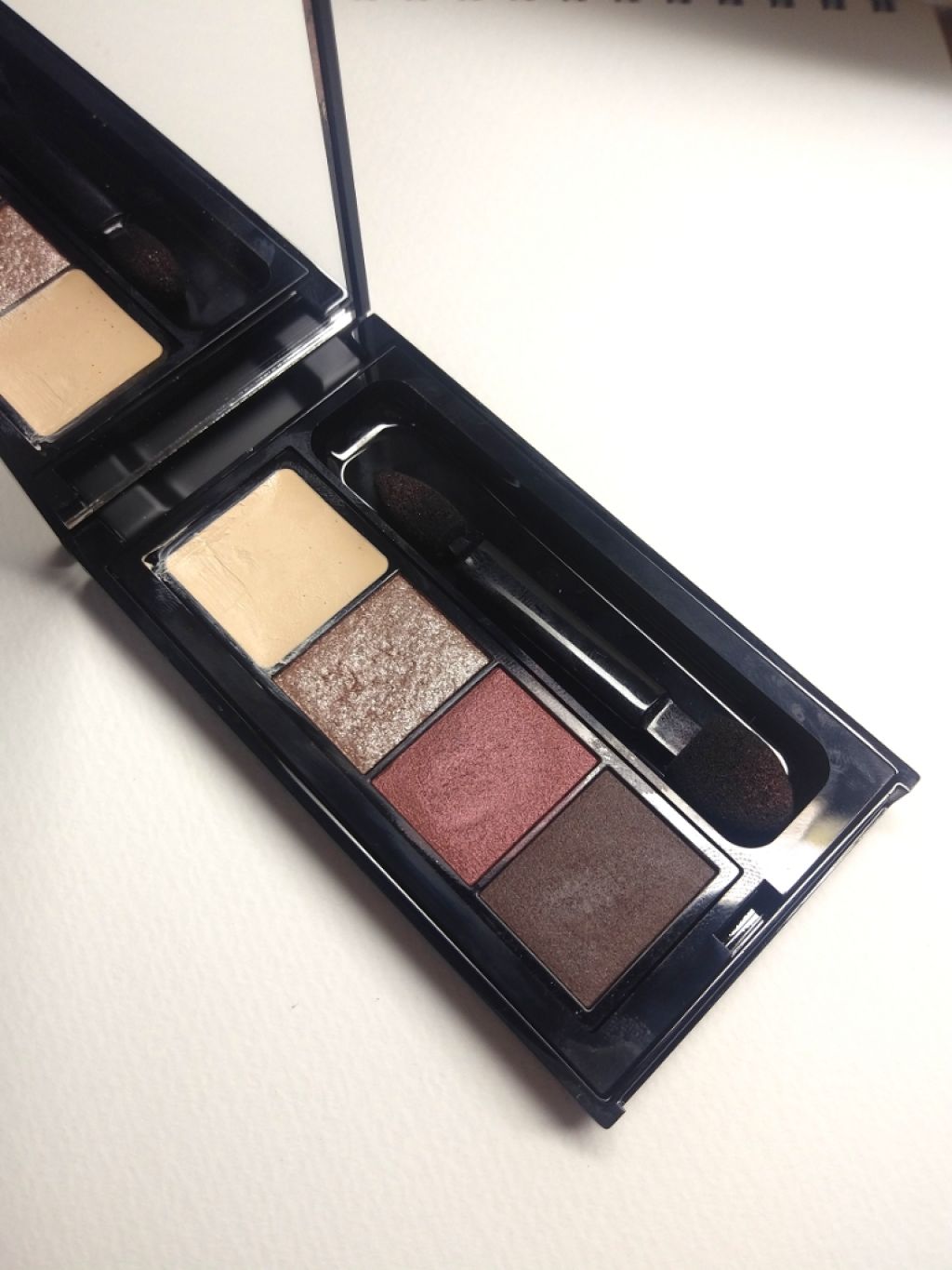 ⚠3枚目に目の拡大写真あり
LIPSさんからLBさんのアイシャドウをプレゼントで頂いたので、レビューしていこうと思います！
まさか当たると思わなかった……LIPSさんありがとうございます！

お色は、SRｰ4グレイッシュパープルです。
もう