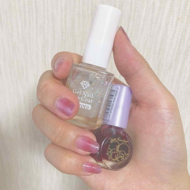 💅216円でもできる簡単かわいいプチプラネイル💅
・
わたしも皆さんがやってる血豆ネイル(？)
見様見真似でやってみました！！！
・
(用意したもの)
〇ダイソー キキララネイル シロップレッド
〇ラメ