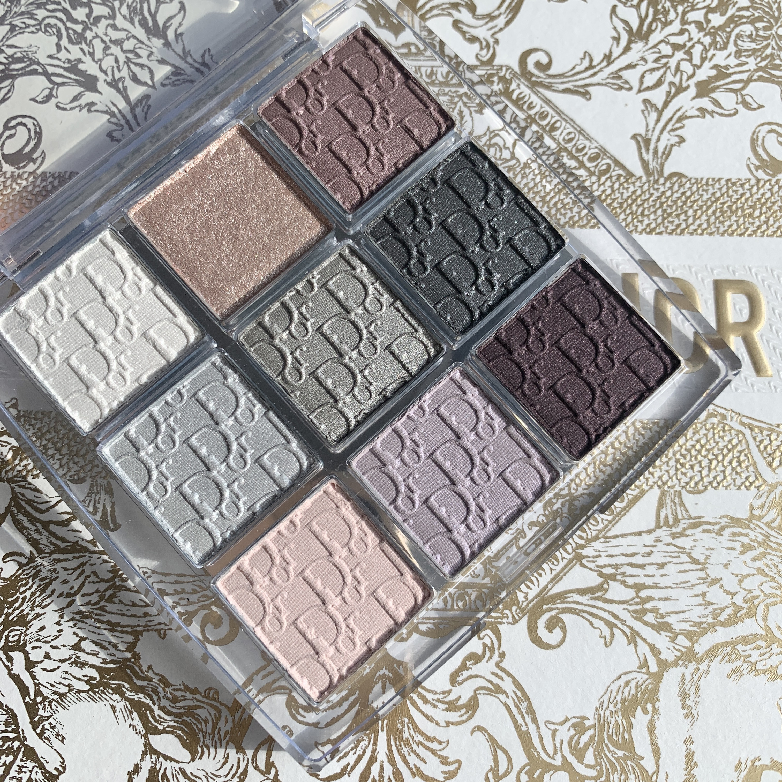 Dior
◆ディオール バックステージ アイ パレット
011シルバー


2023年のホリデー限定色との事で、
可愛く一目惚れしての購入です🎄

Diorのアイシャドウはサンククルールをメインで使用しており、
こちらのバックステージのア