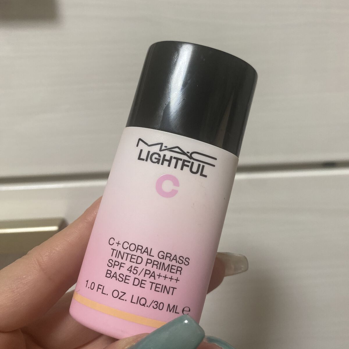  初めてカウンターでメイクして頂きました

【M・A・Cライトフル Ｃ＋ティンティッド プライマーSPF45】は
しっとりしていて伸びが良い
マットな仕上がり希望！
鏡の前に座って、ライトフル Ｃ＋ティンティッド プライマーSPF45お肌に