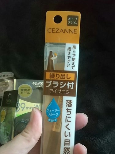 極細芯と迷った末に、とあるMUAさんの「しっかり眉毛さんはブラシ付きの方が便利ですよ」の言葉でこちらを購入

芯は楕円芯だけど細いタイプ
オリーブブラウンは明るすぎたかもしれんと思ったものの、良い意味で黒髪にも自眉にも馴染む
あとブラシが便利！
眉を描く前に余分なものを落とすのにガシガシ、描いたあとも馴染ませるためにガシガシ
眉の余計なとこをコンシーラー付けて消すことも出来る
とにかく一体型だとポーチの中を探す手間が省けて便利

しっかり眉毛さんにオススメです
スウォッチはまた後日！ 
#推し増しセザンヌ 
の画像 その1