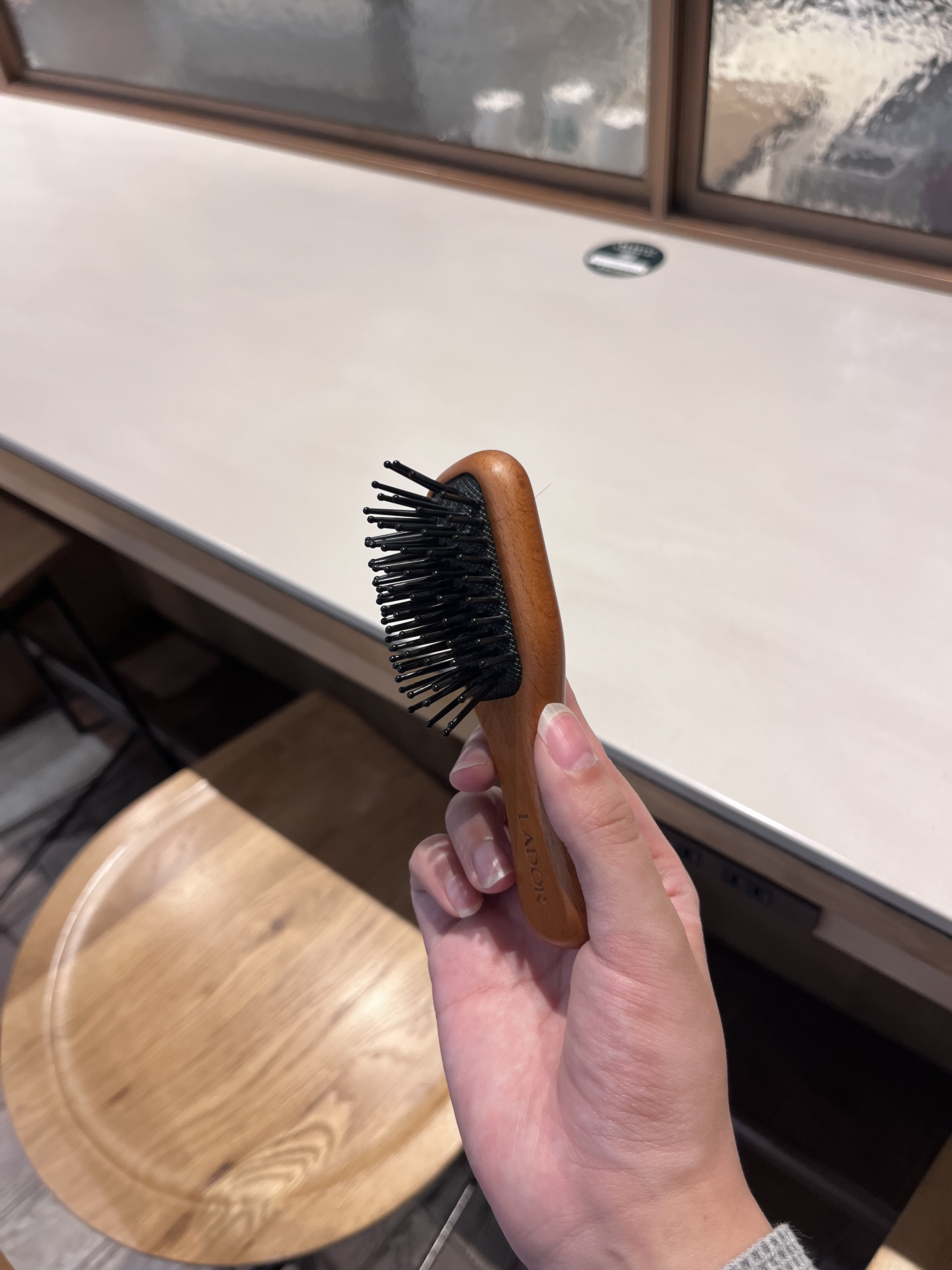 ミニヘアブラシ/La'dor/ヘアブラシを使ったクチコミ（3枚目）
