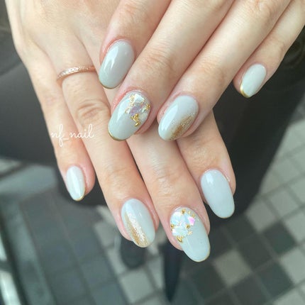 #ネイル,#ジェルネイル,#ニュアンスネイル,#キラキラネイル,#大人ネイル,#大人ネイル,#春ネイル,#グレーネイル,#グレーホワイトネイル,#ゴールドネイルのネイルデザイン