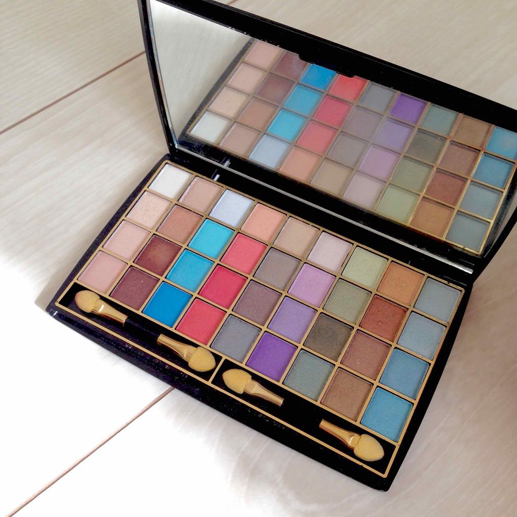 Gioviのアイシャドウパレット。

数年前、仲良くなった海外の友だちがくれたキットの中に入っていたものです。

かわいくてなかなか使えずにいたのですが、ふと思い出して、使わない方がもったいないかな、と。。

縦列ごとにグラデーションになっ