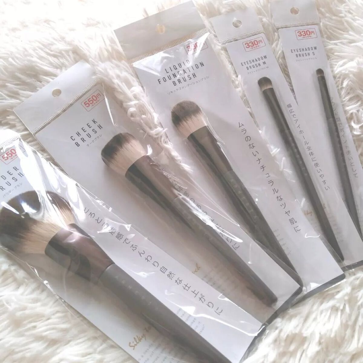 キャンドゥで噂のメイクブラシ買ってきた。(動画あるよ)
マットな持ち手部分もおしゃれで気に入ってる( * ॑꒳ ॑*)❤
チクチクしないし使えそう🙆‍♀️◎

ふぁさぁ、ぷるっぷる、とろっとろ触感！
トロトロのフレンチトーストみたい(  