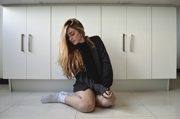 足のむくみを気にする女性