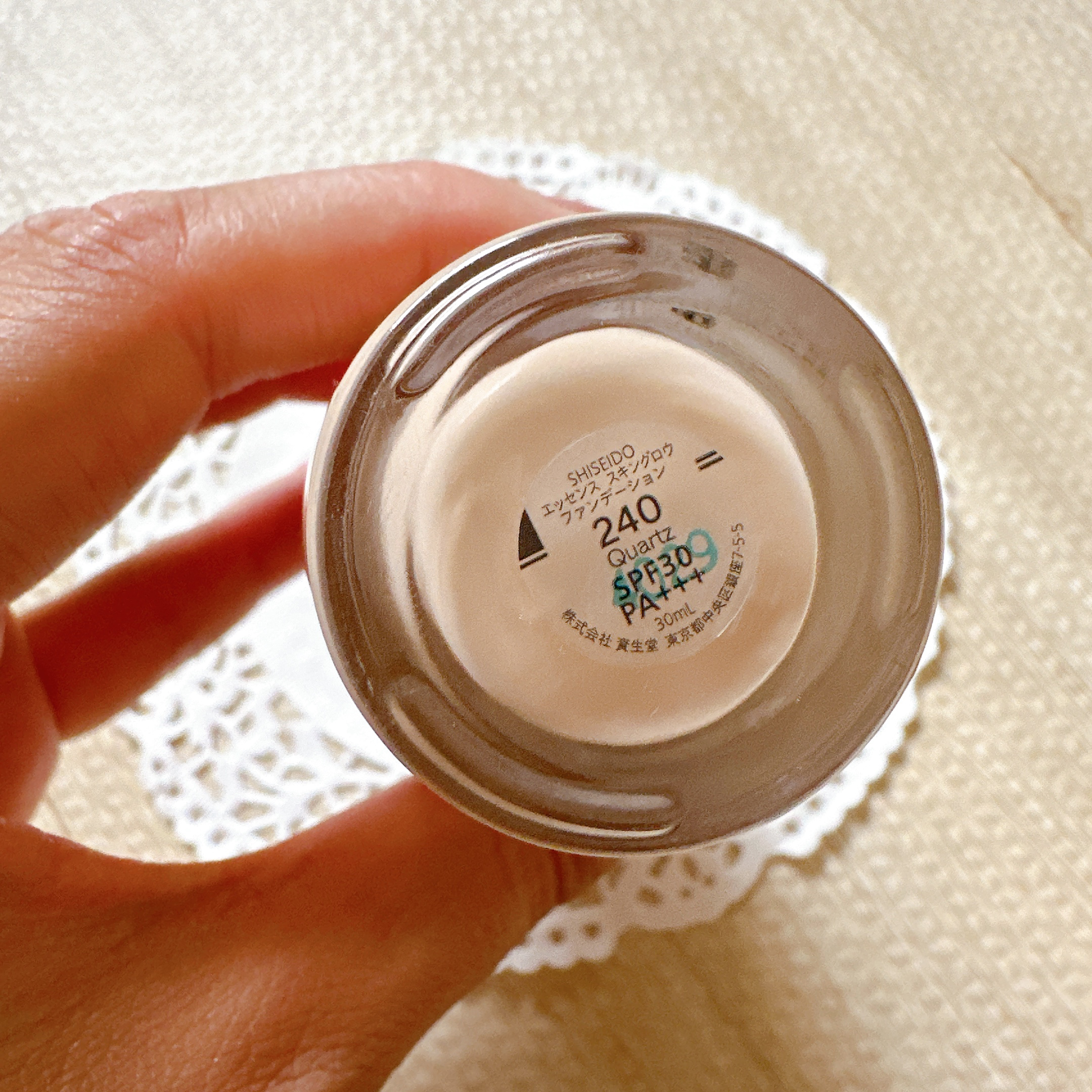 エッセンス スキングロウ ファンデーション 240 Quartz