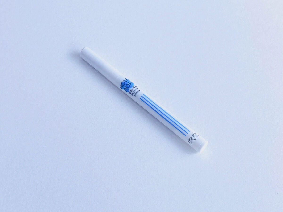 HOLIKA HOLIKA  HOLI POP 二重ライナー



HOLIKA HOLIKAの新作パレットとハイライトを購入した際、おまけで頂きました！

二重の延長や涙袋の影を描くのに使えます◎

めちゃくちゃ薄いので線を描くのが下手な