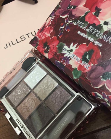 ♥JILLSTUART♥
ミックスクチュールアイズ 02
アイカラー

グレイッシュでクールな
ヴィンテージカラーのパレット

多彩な色と質感を織り交ぜて、
深みある目もとを自由自在に演出する
アイカラ