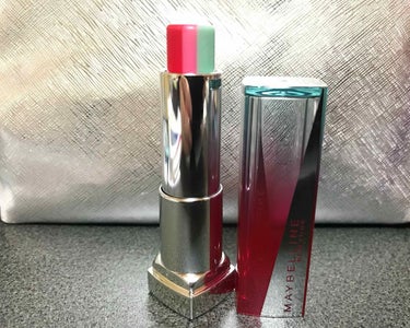 【リップ】
MAYBELLINE NEW YORK
リップフラッシュ ビッテンストロボ 
RD01 レッドキール

ハイライトカラーのミントグリーン、中間色(？)
のピンク、メインカラーの赤。3色とも細