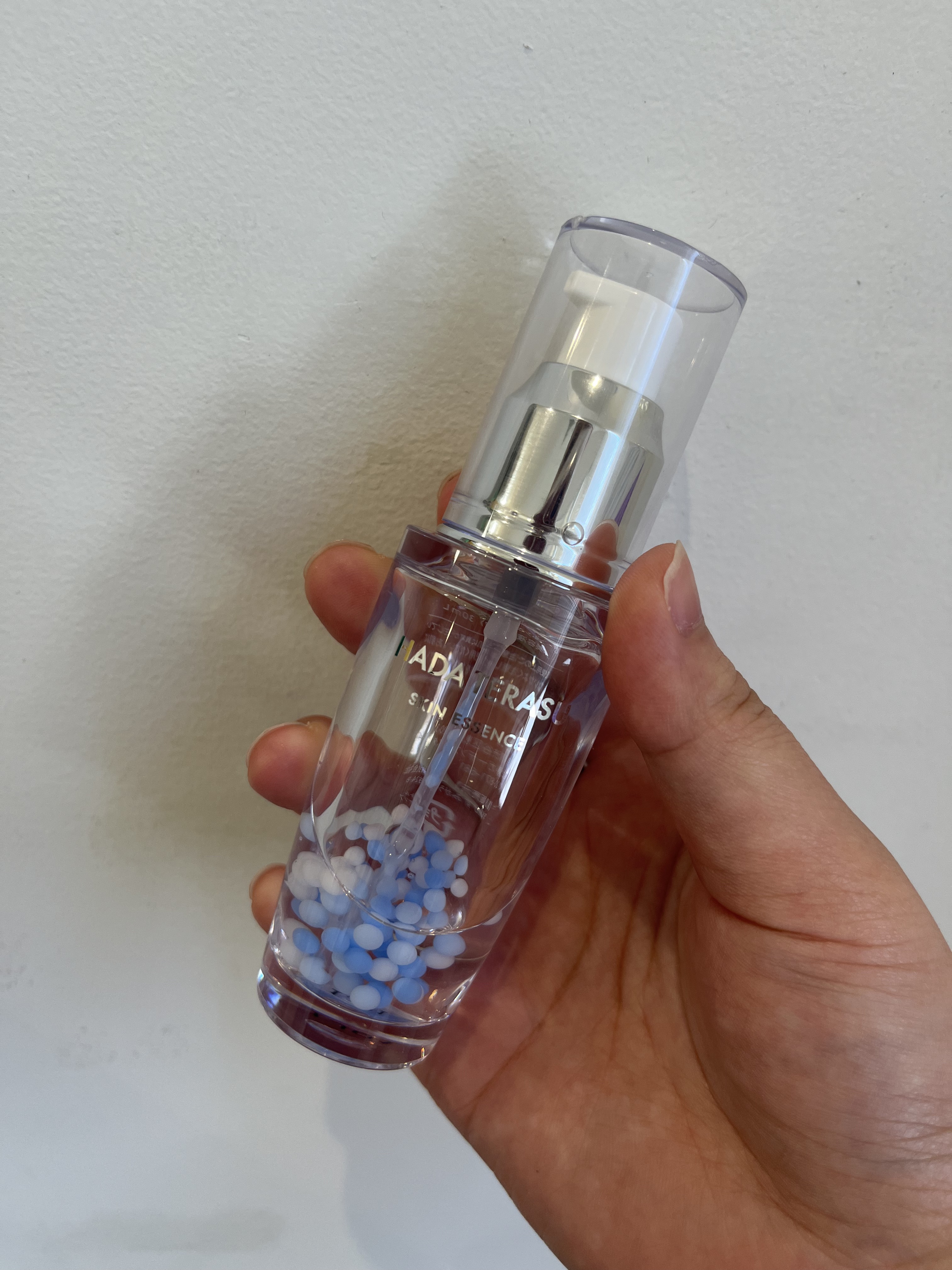HADA TERASU スキンエッセンスのクチコミ「青色のカプセルが見てるだけでかわいい😍
カプセルを潰す感じでくるくると塗るとカプセルが溶けてい.....」（1枚目）