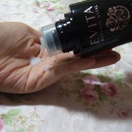 エビータ ボタニバイタル 艶リフト ローション IIのクチコミ「カネボウ化粧品様の艶リフト ローションlll濃密しっとりをお試ししました。
手にのせると乳白色.....」(2枚目)