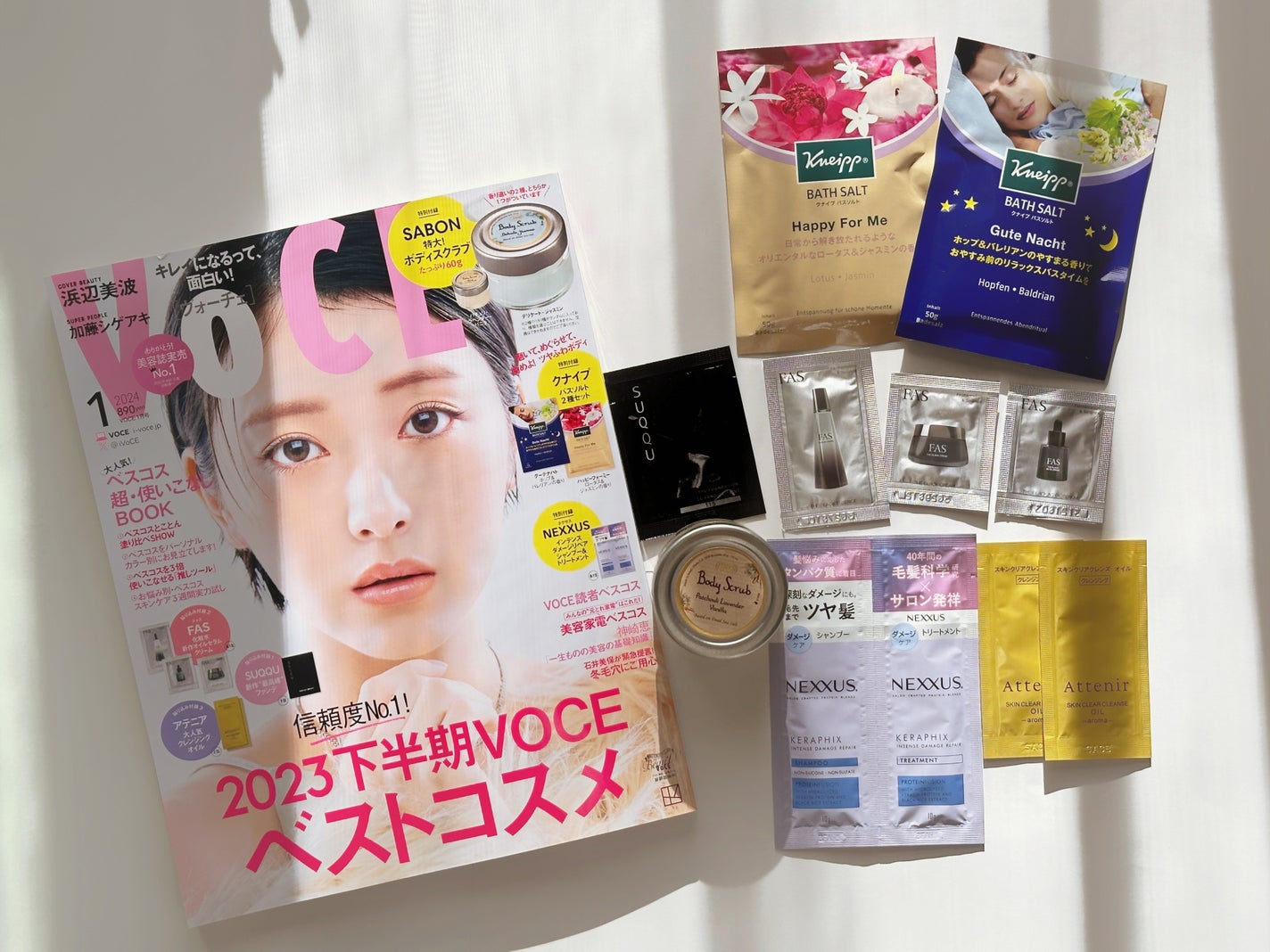 vivianw_beauty on LIPS 「【VOCE2024年1月号】☀️最近の美容雑誌、付録がすご..」(1枚目)