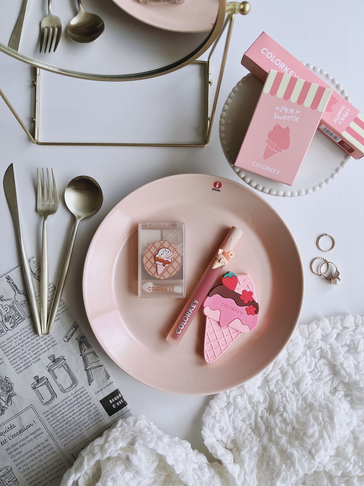 めっちゃ可愛い中国コスメ❤️
使ってみました🍦💕
⁡
【COLORKEY 】
アイスクリーム四色アイシャドウパレット
〈03 チョコマカロン〉
リップスティック アイスクリームティント
〈R608〉
⁡
まずアイシャドウ👀✨
3種類あ