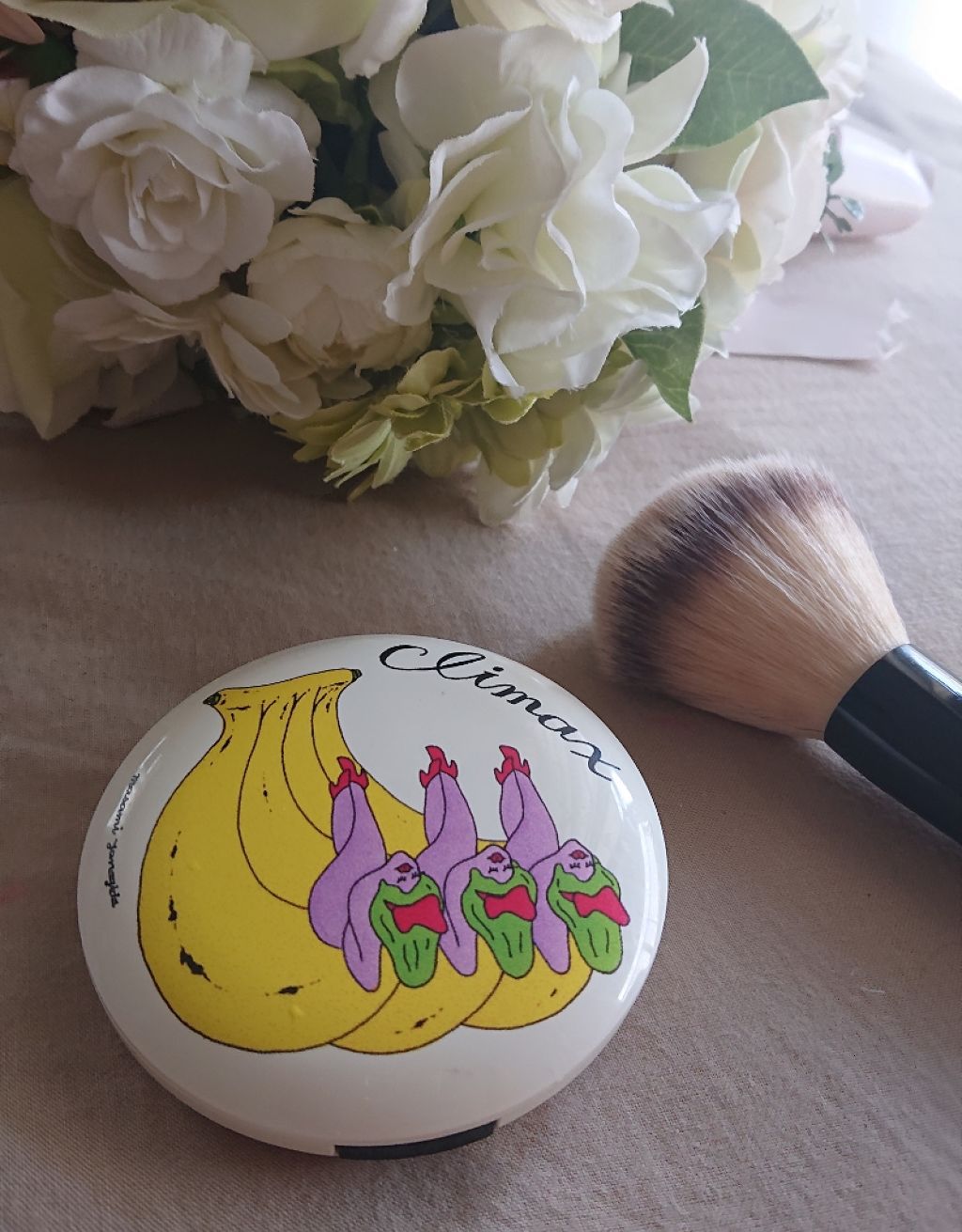 ギャラリーコンパクト プレストパウダー 4320yen

完全なるパケ買いです。
ヤナギダマサミさんデザインで、
“モギタテ色にクライマックスを謳う魅惑のバナナ”
というタイトルがついています♥️
資生堂が出しているパウダーなので、中身も間