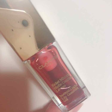 CLARINS
コンフォートリップオイル
03 レッドベリー

つけてからしばらくはちゅるんとしていて可愛いです( 'ㅅ' )
わたしだけかもしれないのですが、乾いてきたとき(?)の唇の色がかなりくすん