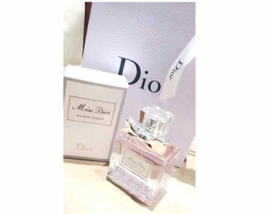 Diorの香水です💁‍♀️
非常に香りもパッケージも女性らしい香水です！
女性らしいという言葉がぴったりの、ブルーミングブーケで「クリスチャンディオールが愛した花々と アジアへのオマージュを込めて。」と