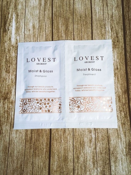 桃月さんチのくー太郎 on LIPS 「ご紹介する商品はこちらです。『LOVESTモイスト&グロスシャ..」(1枚目)