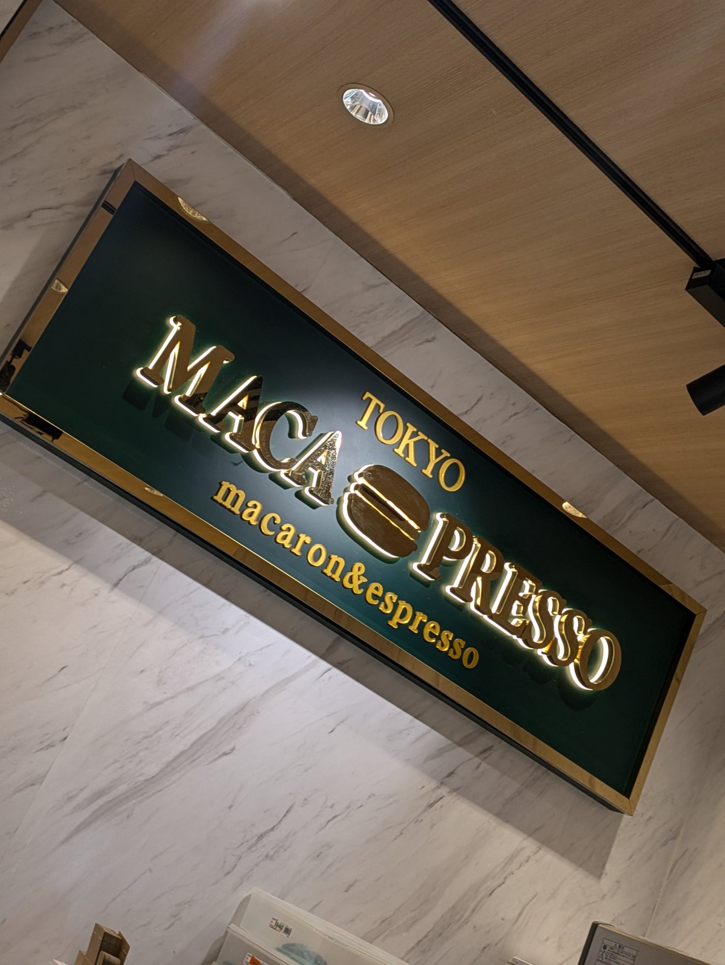 真紅 on LIPS 「MACAPRESSO銀座SIX店様でマカチーノとトゥンカロンを..」(5枚目)