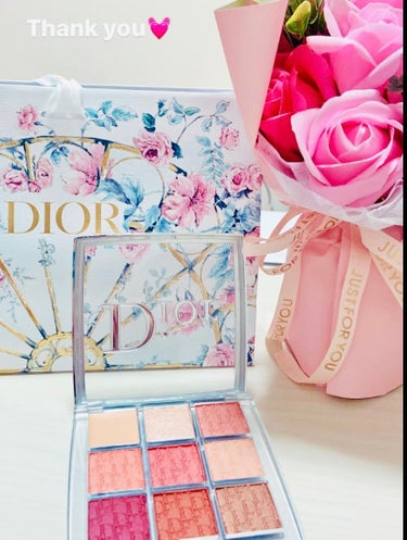     Diorのアイシャドウをお友達からいただきました🥰

　ほんとにどの色も可愛くて、使いやすいです！

写真にある通りどれも使いやすい色で本当にありがたいです！

①のプライマーをつけることで発色