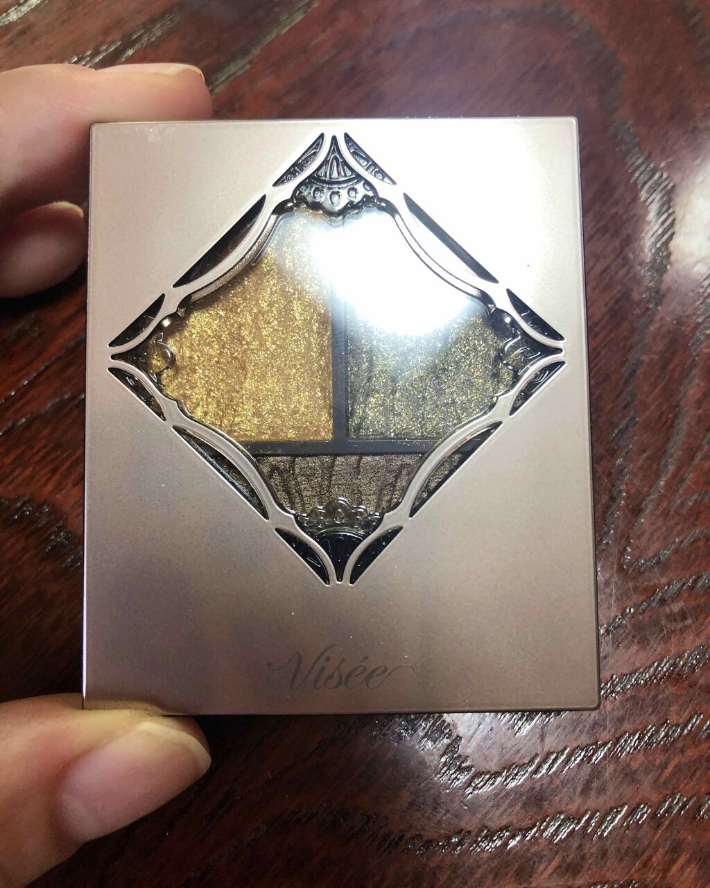 Sayuri on LIPS 「ヴィセアイシャドウカーキ  ¥1300程このキラキラ感がすごい..」(1枚目)