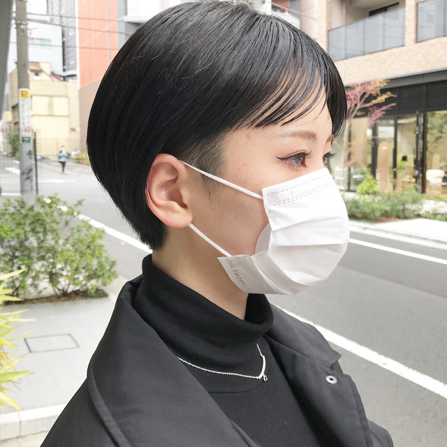 暗めブルーアッシュカラーのショートヘアの女性
