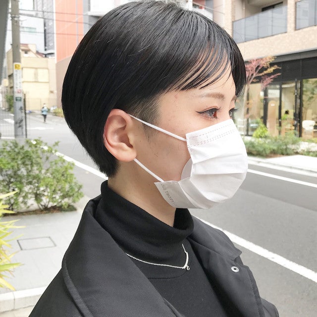 暗めブルーアッシュカラーのショートヘアの女性