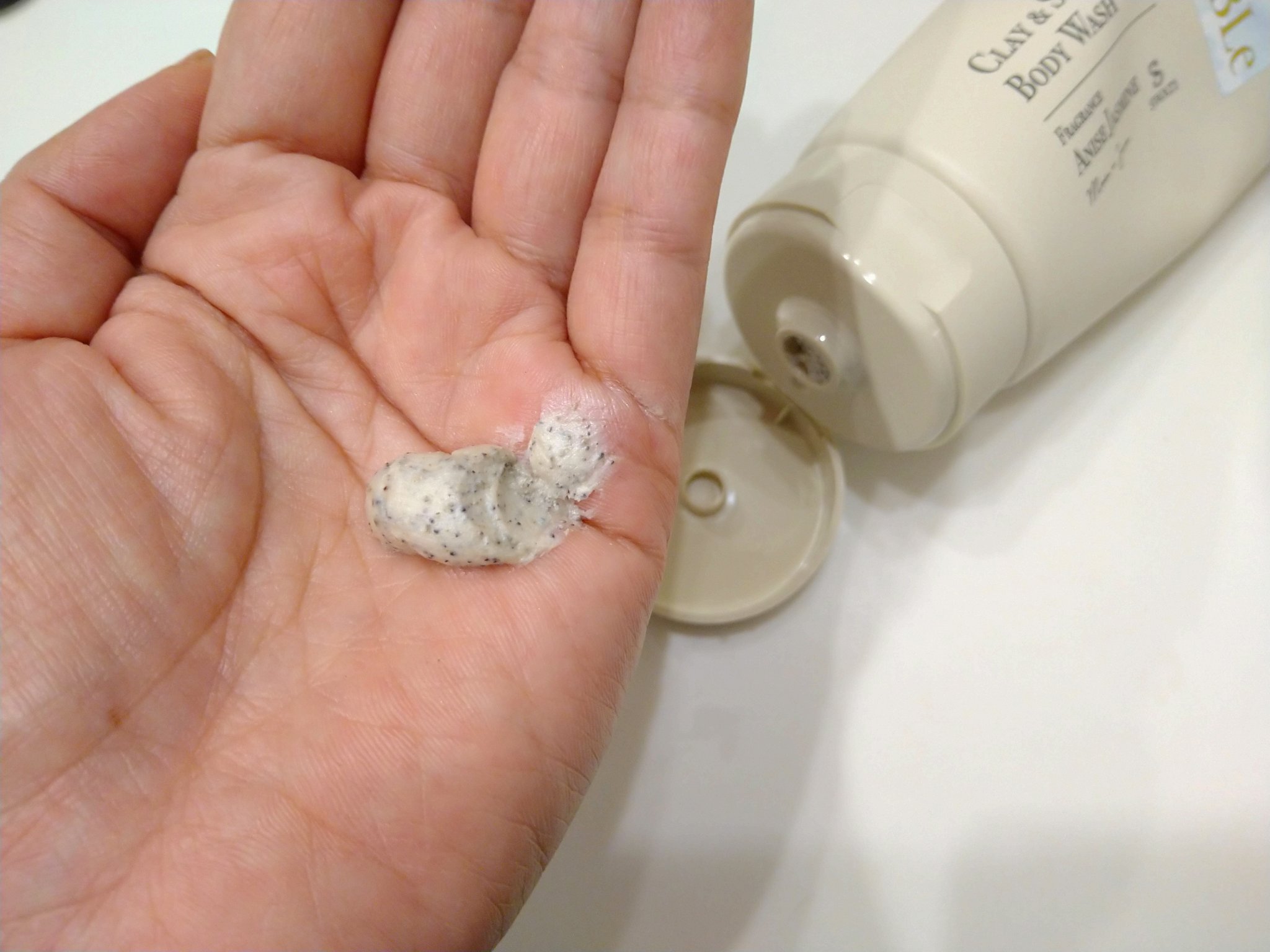 CLAY ＆ SCRUB BODY WASH/SWATi MARBLe/ボディスクラブを使ったクチコミ（3枚目）