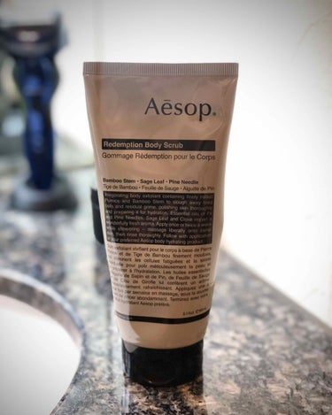 Aesop (イソップ)のボディスクラブ。天然ハーブ植物のゴマージュピーリング効果のあるスクラブで身体に軽く塗る程度で十分スクラビングやピーリング効果があります。顔以外、首元から爪先まで使用でき、肌の角