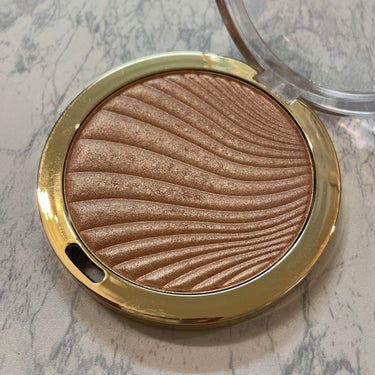 STROBELIGHT INSTANT GLOW POWDER HIGHLIGHTER/Milani Cosmetics/ハイライトを使ったクチコミ（3枚目）