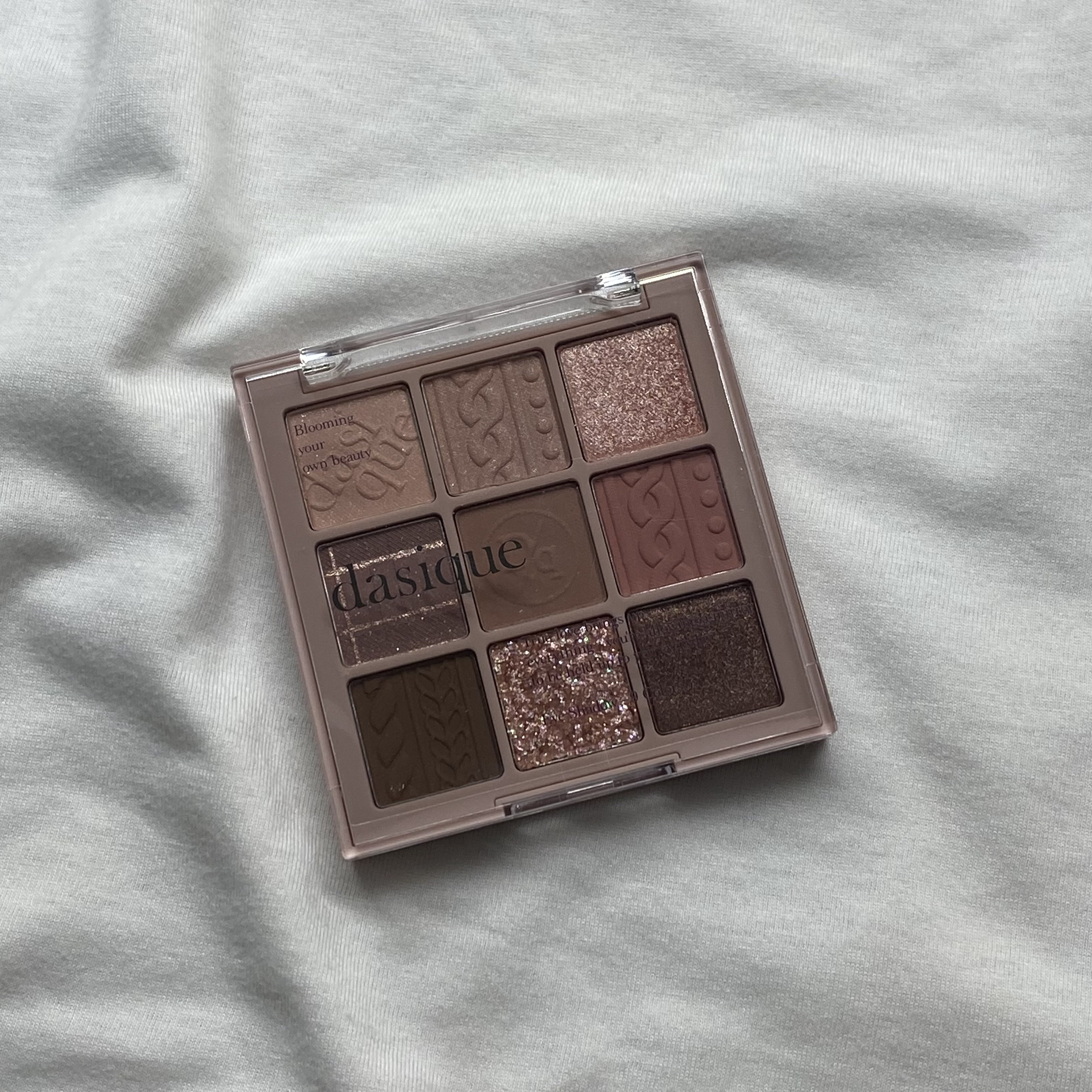 ブルベにもってこいなピンク🎀🎀

こんにちは🌞

今日はブルベに合うかわいいピンクのシャドウを見つけたので紹介していこうと思います！！

それではスタート‎📢

dasique
シャドウパレット
 #16  バイオレットニット

ロ